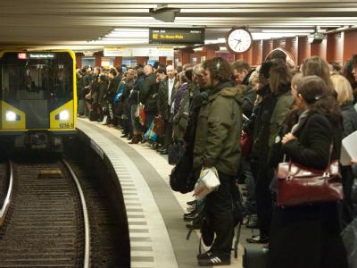 Fahrgäste warten im U-Bahnhof Alexanderplatz in Berlin dicht gedrängt auf eine Bahn. Warten auf die Bahn