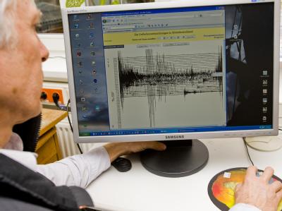 Der Seismologe Reinhard Mittag vor einer Aufzeichnung des Erdbebens in Japan. Seismologe Reinhard Mittag