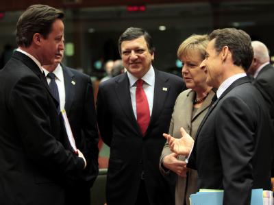 EU-Gipfel zu Libyen: Kanzlerin Merkel unterhält sich mit Frankreichs Präsident Nicolas Sarkozy (r), Großbritanniens Premier David Cameron (l) und EU-Kommissionspräsident Jose Manuel Barroso (2.v.l.) EU-Gipfel zu Libyen