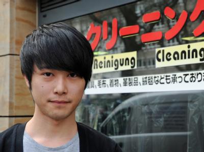Hiroto Sugawara in Düsseldorf: «Meine Eltern haben mir gerade aus Sendai gemailt. Sie leben. Gott sei Dank. Nur das Haus ist etwas beschädigt.» Entsetzen bei Japanern in Deutschland