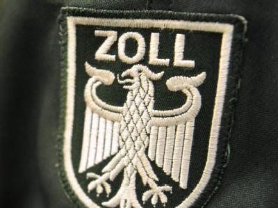 Ein Zollwappen an einer Uniformjacke: Im Jahr 2010 nahm der Zoll rund 112 Milliarden Euro ein. Zoll