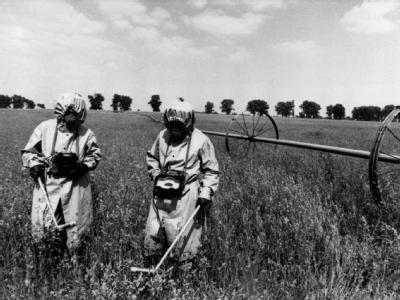 Spezialeinheiten messen auf einem Feld innerhalb der Sicherheitszone von Tschernobyl die Radioaktivität (Archivbild vom Mai 1986). Tschernobyl