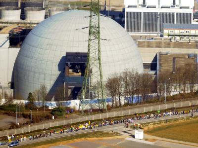 Eine Menschenkette Mehrere vor dem Atomkraftwerk Neckarwestheim. Menschenkette gegen Atomenergie