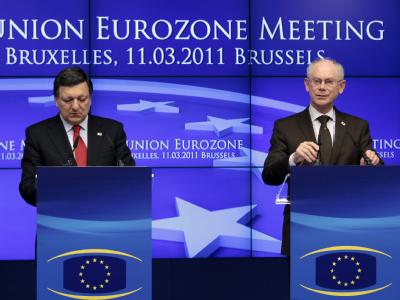 EU-Kommissionspräsident Barroso und EU-Gipfelchef Van Rompuy teilen die Ergebnisse des Treffens der Presse mit. Barroso und Van Rompuy