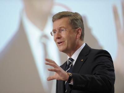 Bundespräsident Christian Wulff spricht während der Auftaktveranstaltung des Bürgerforums 2011 im oberfränkischen Naila. Christian Wulff