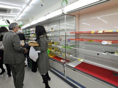 In den Supermärkten decken sich manche Bürger mit Hamsterkäufen ein. Hamsterkäufe in Tokio