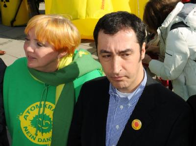 Claudia Roth und Cem Özdemir, die Bundesvorsitzenden der Partei Bündnis 90/Die Grünen bei einer Menschenkette gegen Atomkraft in Stuttgart. Roth und Özdemir