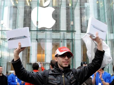 Das gibt es nur bei Apple: Käufer jubeln, dass sie viel Geld ausgeben durften (Archiv). iPad-Verkaufsstart