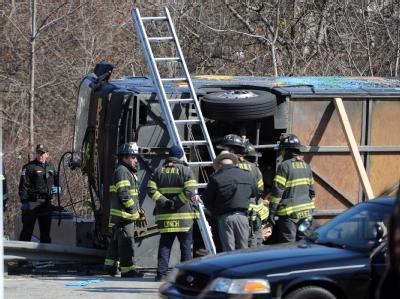 Einsatzkräfte am Unfallort Tödlicher Busunfall in New York