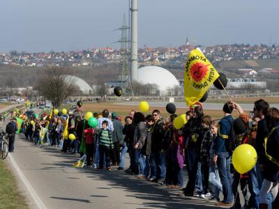Zehntausende Atomkraftgegner haben mit einer Menschenkette von Stuttgart nach Neckarwestheim für den sofortigen Ausstieg aus der Atomenergie demonstriert. Menschenkette gegen Atomkraft
