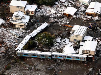 In Kisenuma haben die Wassermassen einen Zug von Gleisen gespült. Erdbeben in Japan