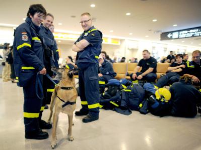 Ein Rettungsteam des Technischen Hilfswerks (THW) auf dem Flugplatz Tokyo-Narita. THW-Team in Japan