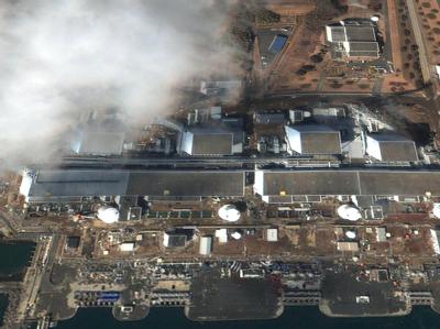 Die von Google GeoEye zur Verfügung gestellte Aufnahme zeigt den Atomkomplex Fukushima in Japan nach dem Erdbeben und dem anschließenden Tsunami am Samstag (12.03.2011). Atomkomplex Fukushima