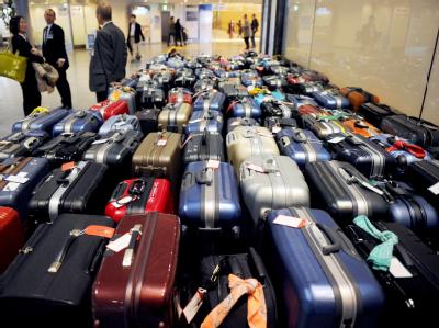 «Nur noch raus» - das sagen sich viele Reisende, die auf dem Flughafen Narita bei Tokio auf ihren Abflug warten. Koffer und Reisende am Flughafen Narita