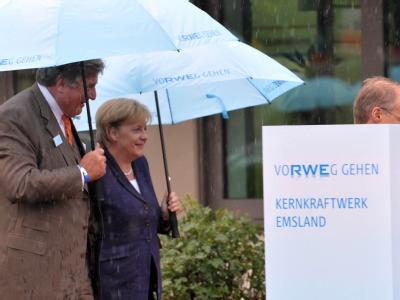 Bundeskanzlerin Angela Merkel wird bei einem Besuch des Atomkraftwerks Lingen von RWE-Chef Jürgen Grossmann begleitet (Foto vom 26.08.2010). Merkel im AKW Lingen
