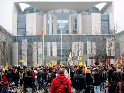 Anti-Atom-Mahnwache vor dem Kanzleramt: Angesichts der japanischen Katastrophe hat sich das Blatt in der deutschen Atompolitik gewendet. Eine Mehrheit der Deutschen ist laut Umfragen für den ganz schnellen Ausstieg. Anti-Atom-Demo vor dem Kanzleramt