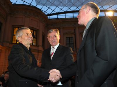 Der neue Bundesbeauftragte für die Unterlagen des Staatssicherheitsdienstes der ehemaligen DDR, Roland Jahn (l), Alt-Bundespräsident Horst Köhler (M) und Bundestagspräsident Norbert Lammert (CDU) beim Festakt in Berlin. Amtseinführung Roland Jahn