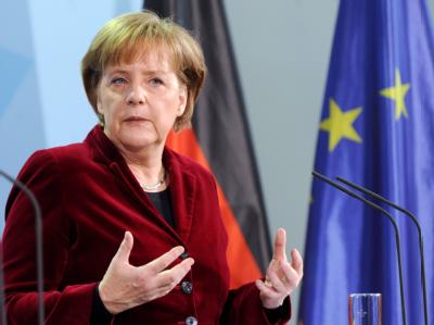 Bundeskanzlerin Angela Merkel (CDU) gibt im Kanzleramt bekannt, dass die Verlängerung der Laufzeiten für die Atomkraftwerke ausgesetzt wird. Angela Merkel