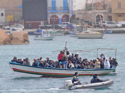 400 weitere Bootsflüchtlinge aus Tunesien sind auf der italienischen Insel Lampedusa angekommen. Flüchtlinge kommen auf Lampedusa an