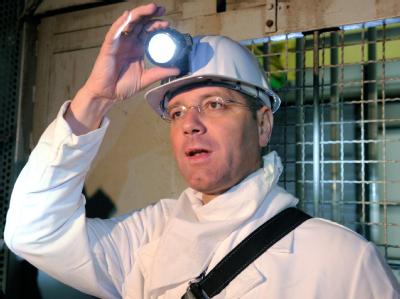 Bundesumweltminister Norbert Röttgen am 02.12.2010 bei seiner Einfahrt in den unterirdischen Salzstock des möglichen Atommüll-Endlagers im niedersächsischen Gorleben. Röttgen
