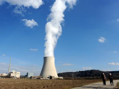 Die Atomkraftwerken Isar 1 und 2 in im bayerischen Niederaichbach: Bundeskanzlerin Merkel hat sich mit den Ländern darauf verständigt, dass die sieben vor 1980 gebauten Kernkraftwerke vorübergehend abgeschaltet werden. Dazu gehört auch das AKW Isar 1. Isar-AKWS