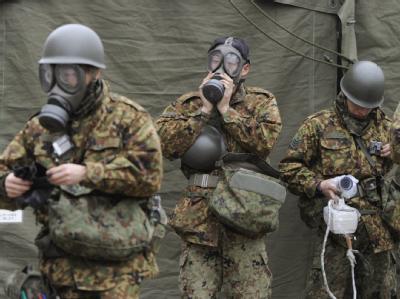 Soldaten mit Schutzmasken bereiten sich Nihommatsu auf einen Einsatz in kontaminiertem Gebiet vor. Foto: Kyodo Soldaten mit Schutzmasken