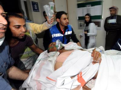 Ein verletzter Demonstrant wird in ein Krankenhaus in Manama gebracht. Verletzte in Bahrain