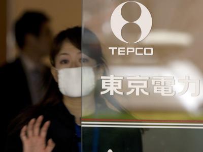 Eine Tepco-Mitarbeiterin im Hauptquartier der Tokyo Electric Power wimmelt Fotografen ab. Japan Tokyo Electric Power