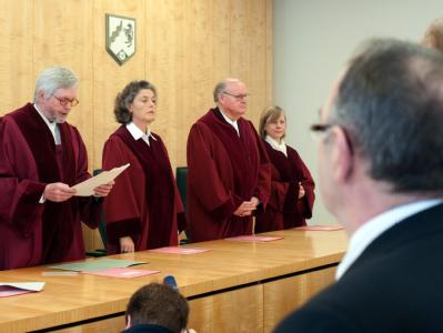 Richter Michael Bertrams (l) verkündet am Dienstag am Landesverfassungsgericht in Münster das Urteil. Landesverfassungsgericht NRW