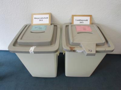 Die Wahlurnen für den Bürgerentscheid und die Landtagswahl im Briefwahlbüro in Magdeburg. Wahlurnen