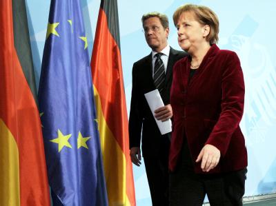 Bundeskanzlerin Angela Merkel und Außenminister Guido Westerwelle geben bekannt, dass die Verlängerung der Laufzeiten für die Atomkraftwerke ausgesetzt wird. (Archivbild) Westerwelle und Merkel