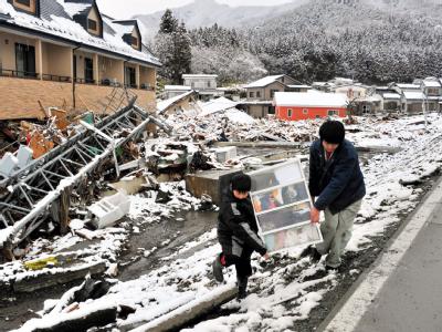 Ein Wintereinbruch verschlimmert die Lage nach dem Erdbeben und Tsunami in Japan noch. Wintereinbruch im Katastrophengebiet