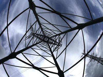 Ein Freileitungsmast auf einem Feld in der Nähe eines Umspannwerkes bei Schwerin (Archivfoto vom 30.08.2006). Netzausbau
