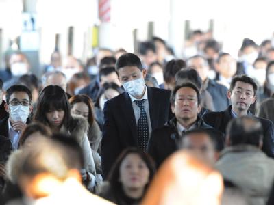 Der Alltag in Tokio und anderen japanischen Städten geht weiter - trotz der drohenden atomaren Katastrophe. Pendler in Tokio