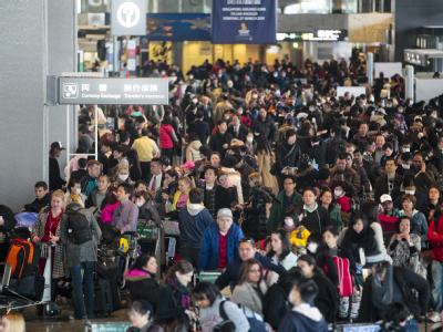 Viele Menschen verlassen bereits Tokio. Flughafen Tokio