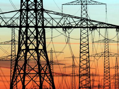 Strommasten im Abendlicht: Die deutsche Wirtschaft warnt vor steigenden Strompreisen. Strompreise
