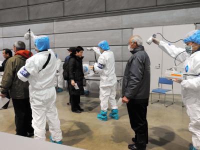 Anwohner des AKW Fukushima werden nach ihrer Evakuierung auf radioaktive Strahlung getestet. (Foto epa/Asahi Shimbun) Strahlentest