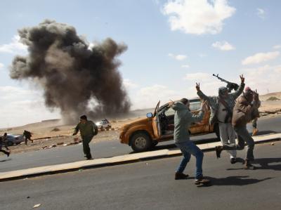 Luftangriffe auf libysche Rebellen in Ras Lanuf. Luftangriffe