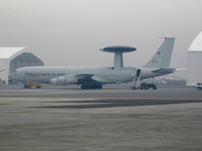 Ein Nato-Awacs-Flugzeug auf dem Flugplatz am deutschen Feldlager in Masar-i-Scharif in Afghanistan. Awacs-Flugzeug in Afghanistan