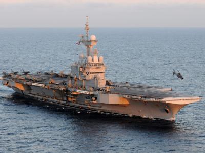 Der Flugzeugträger Charles De Gaulle hat 14 Kampfjets vom Typ Rafale und Super Etendard, zwei Aufklärungsflugzeuge und fünf Hubschrauber an Bord. Flugzeugträger 'Charles De Gaulle'