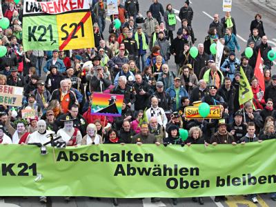 Auf dem Stuttgarter Schlossplatz demonstrierten am Wochenende wieder zahlreiche Menschen gegen das milliardenschwere Bahnprojekt. Demonstration gegen das Bahnprojekt Stuttgart 21