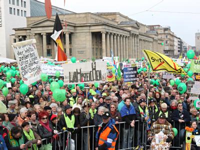 Auf dem Schloßplatz in Stuttgart demonstrierten mehrere tausend Stuttgart 21-Gegner gegen das Bahnprojekt Stuttgart 21. Demo gegen Stuttgart 21