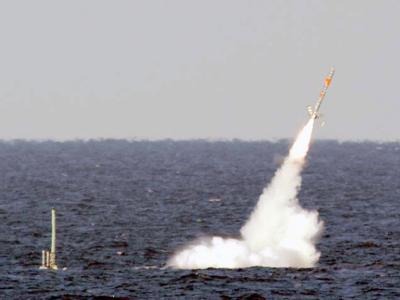 Das U-Boot USS Florida feuert eine Tomahawk-Rakete ab. USS Florida