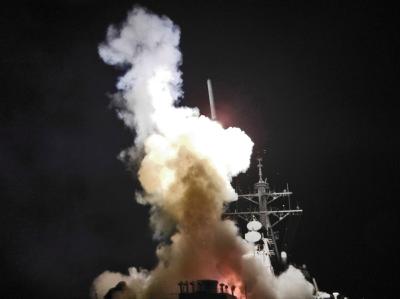Der US-Zerstörer USS Barry feuert eine Tomahawk-Rakete auf libysche Truppen ab. USS Barry