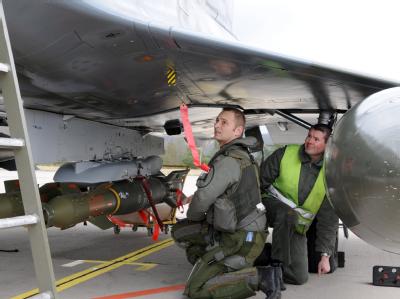 Ein französischer Kampfjet wird einsatzbereit gemacht. Französischer Kampfjet