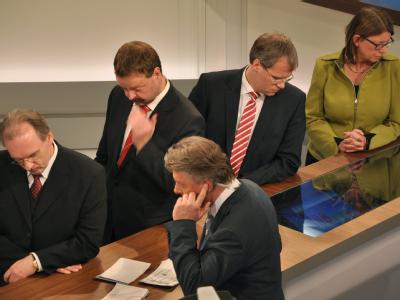 Der Spitzenkandidaten Reiner Haseloff (CDU, l-r), Wulf Gallert (Linke), Jens Bullerjahn (SPD) und Claudia Dalbert (Grüne) verfolgen im Landtag die Hochrechnungen. Landtagswahlen Sachsen-Anhalt