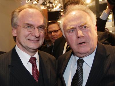 Der künftige Magdeburger Regierungschef Reiner Haseloff (CDU, l.) und der amtierende Ministerpräsident von Sachsen-Anhalt, Wolfgang Böhmer (auch CDU), am Wahlabend. Haseloff und Böhmer