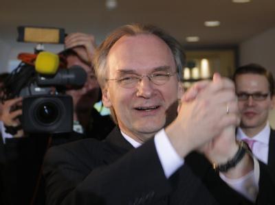 CDU-Spitzenkandidat Reiner Haseloff jubelt im Landtag von Magdeburg. Haseloff