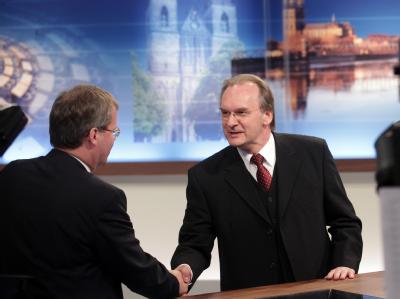 SPD-Spitzenkandidat Jens Bullerjahn (l) gratuliert dem bisherigen Wirtschaftsminister und CDU-Spitzendkandidaten Reiner Haseloff. Bullerjahn und Haselhoff
