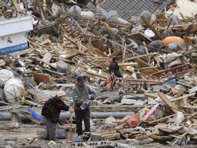 Nach dem schweren Erdbeben im März und dem darauf folgenden Tsunami sind weite Teile der Region völlig zerstört. Etwa 33 Milliarden Euro wurden nun für den Wiederaufbau verabschiedet. Zerstörung nach Erdbeben und Tsunami in Japan
